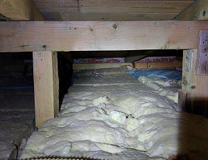 Zateplení stropu chaty s pultovou střechou pomocí foukané izolace